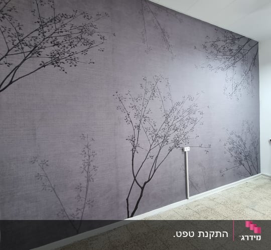 טפט סגול עם הדפס ענפים דקים